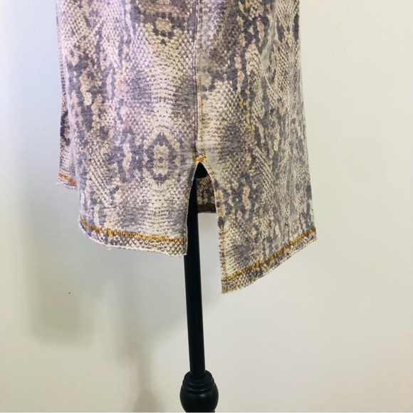 EUC! We The Free Snake Print Tee Size Small - Picture 6 of 9